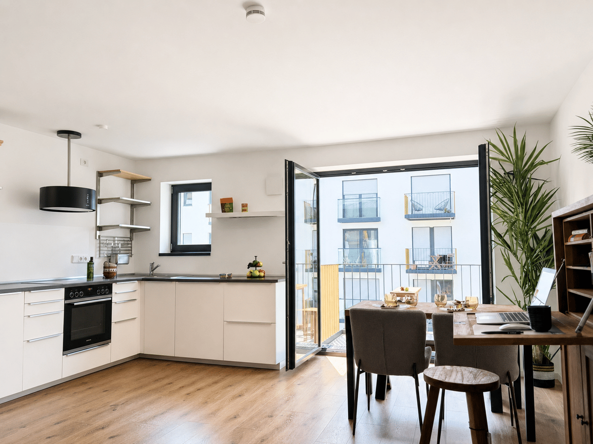 SCHWABINGER GERBERHÖFE: Helle 2-Zimmer-Wohnung mit Balkon zwischen Luitpold- und Olympiapark – 80809 München – Bild 1 von 9