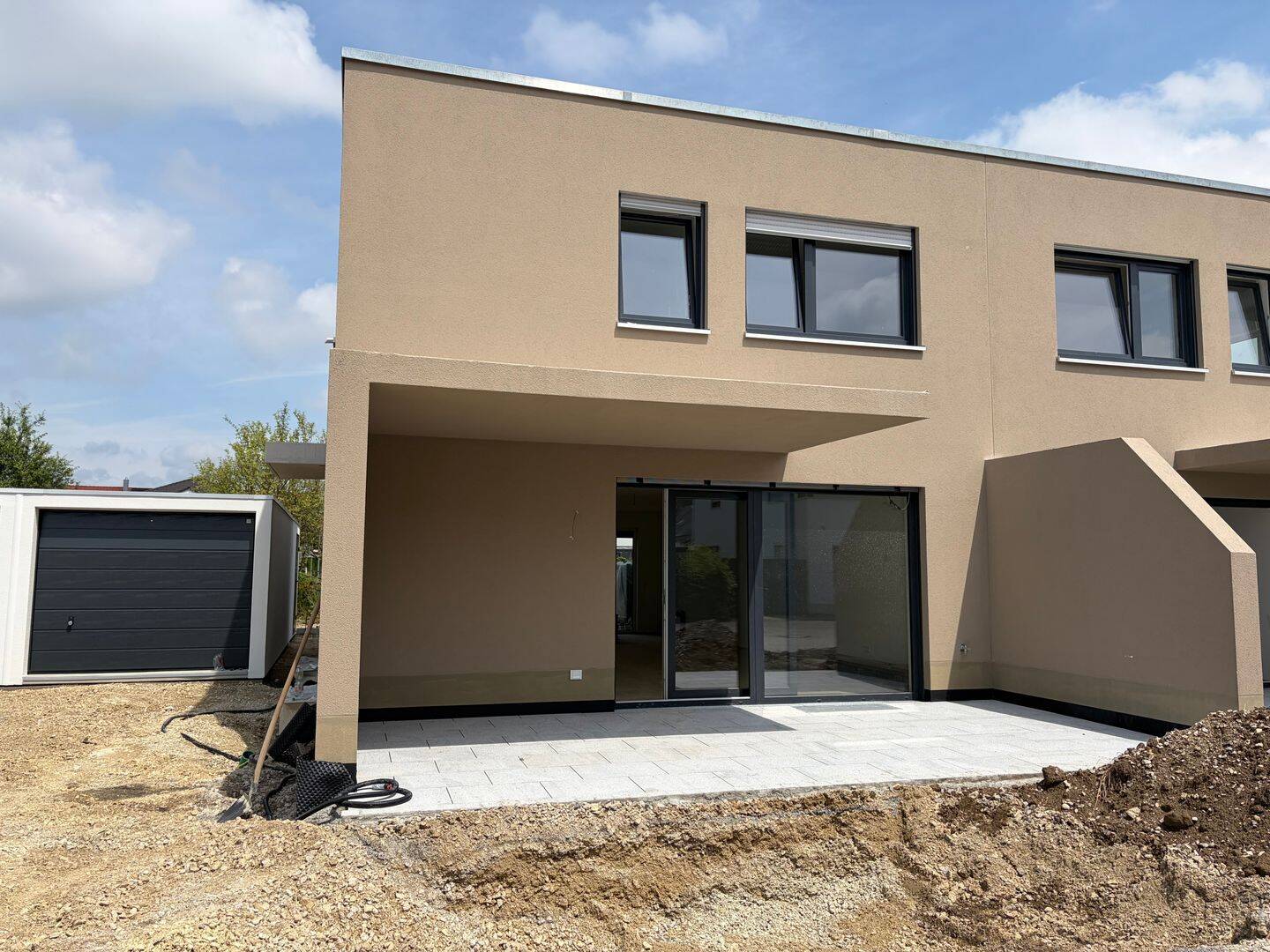 Neue moderne DHH in Unterhaunstadt mit Garage
