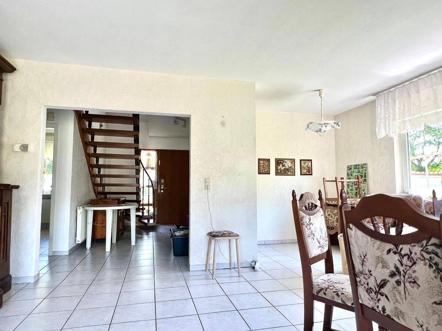 Gepflegtes Einfamilienhaus mit Terrasse, Doppelgarage und 700 M² wunderschönem Grundstück in Vacha-Oberzella – Vacha – Vorschaubild 2