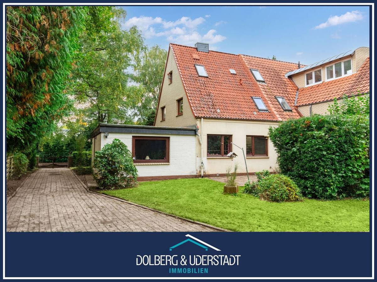 Sanierungsbedürftige Doppelhaushälfte mit großzügigem Grundstück und Doppelgarage in HH-Rahlstedt – 22145 Hamburg – Bild 1 von 9