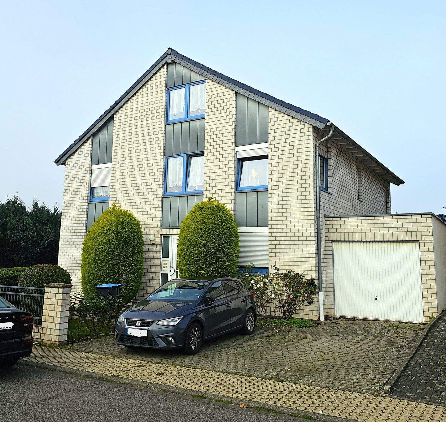 Großzügiges 1-3-Familienhaus mit vielseitigem Nutzungspotenzial in Merzenich! – Merzenich – Bild 1 von 9
