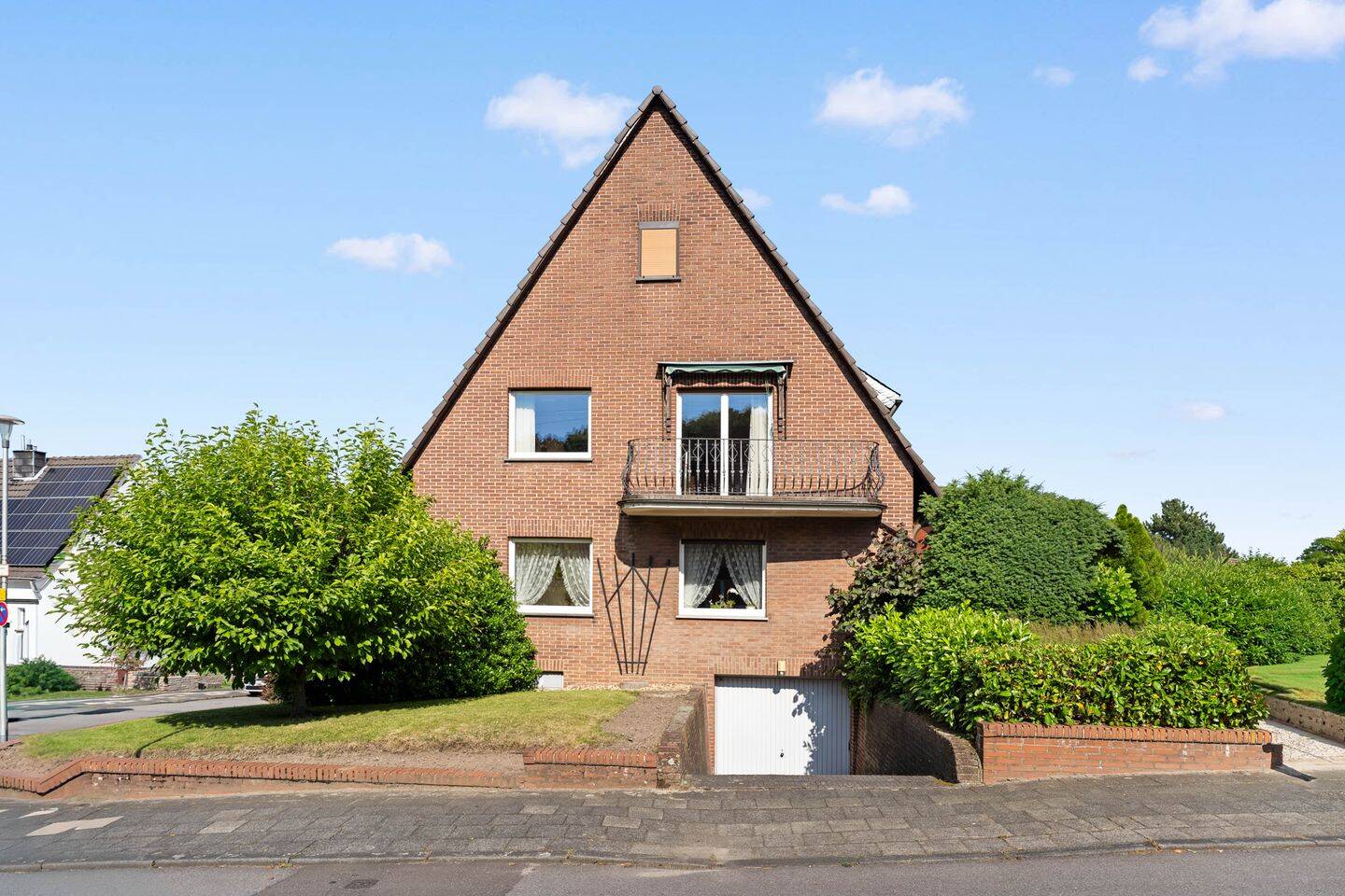 Großzügiges Zweifamilienhaus mit großem Grundstück, zwei Garagen und Blick auf die Burg Rode – Herzogenrath – Vorschaubild 4