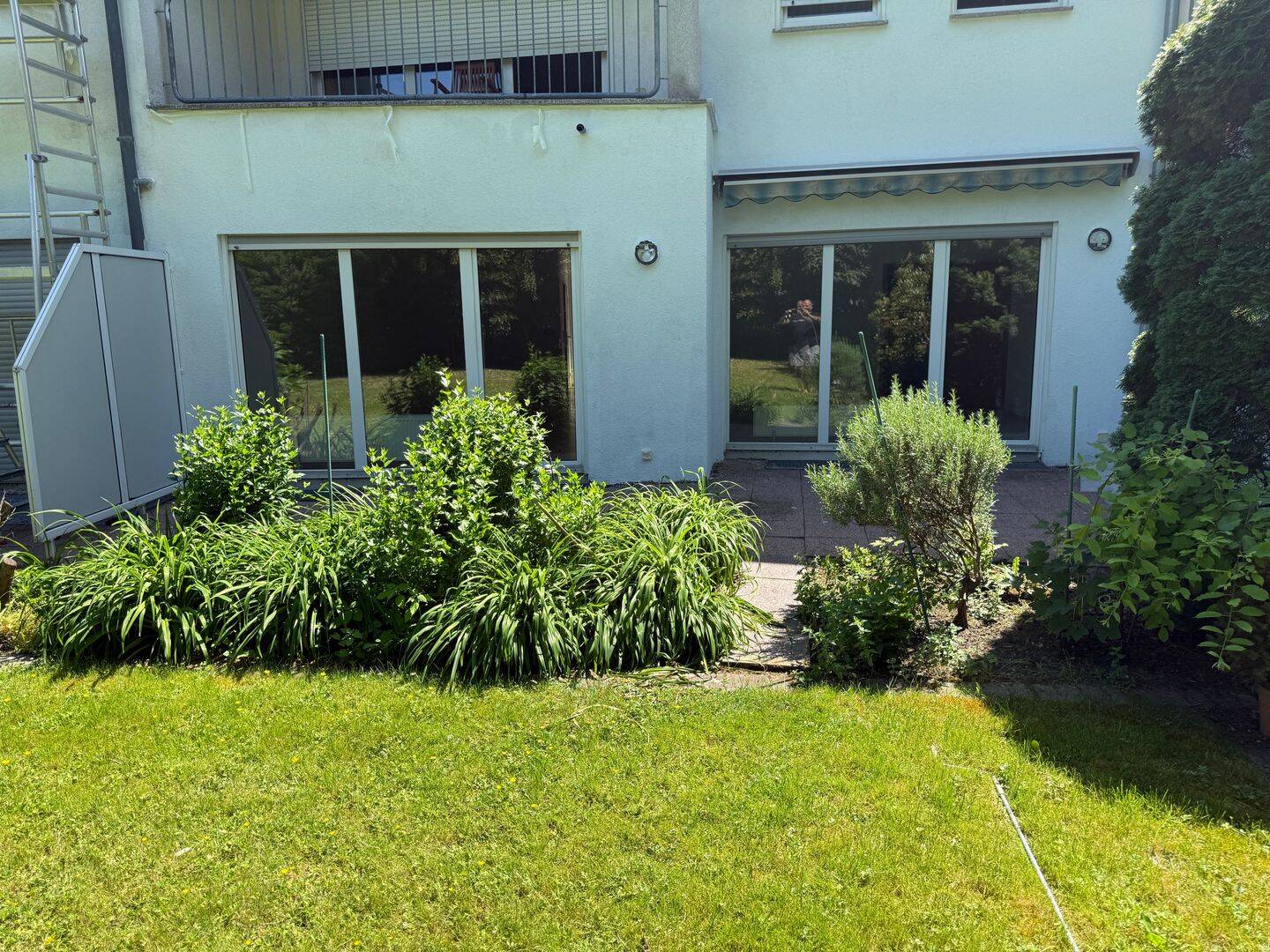 Schöne, ruhige, helle, 2,5 Zimmerwohnung mit großer Terrasse und Gartenblick