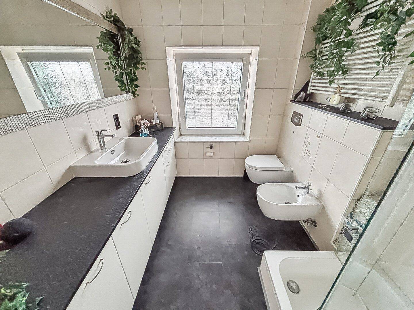 Top-gepflegtes, modernisiertes und individuell nutzbares freistehendes 4-Parteienhaus in Sprockhövel – Sprockhövel – Vorschaubild 5