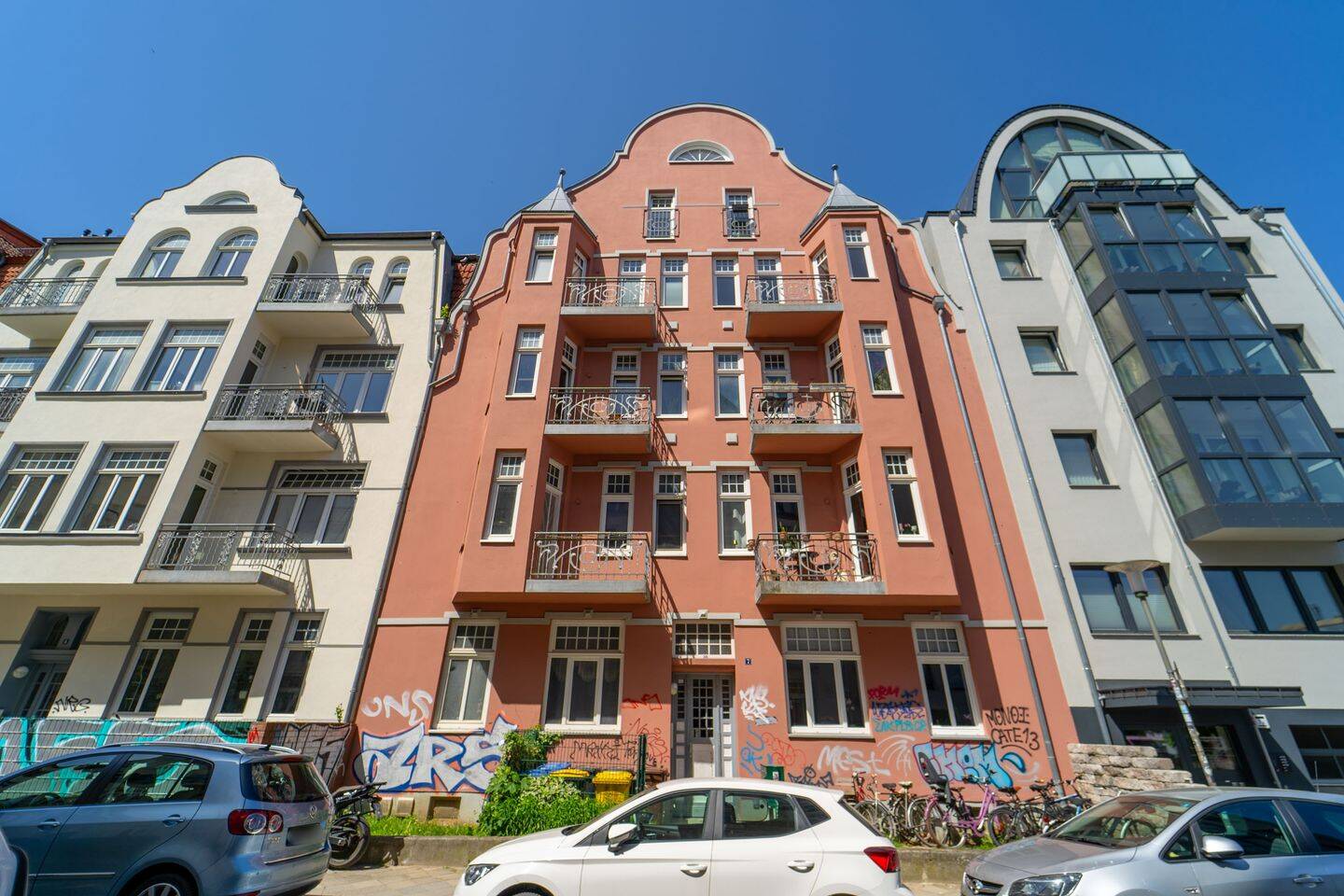 Sofort bezugsfrei! Charmante 3,5-Zimmer-Altbauwohnung mit zwei Balkonen am Rostocker Stadthafen – Rostock – Vorschaubild 2
