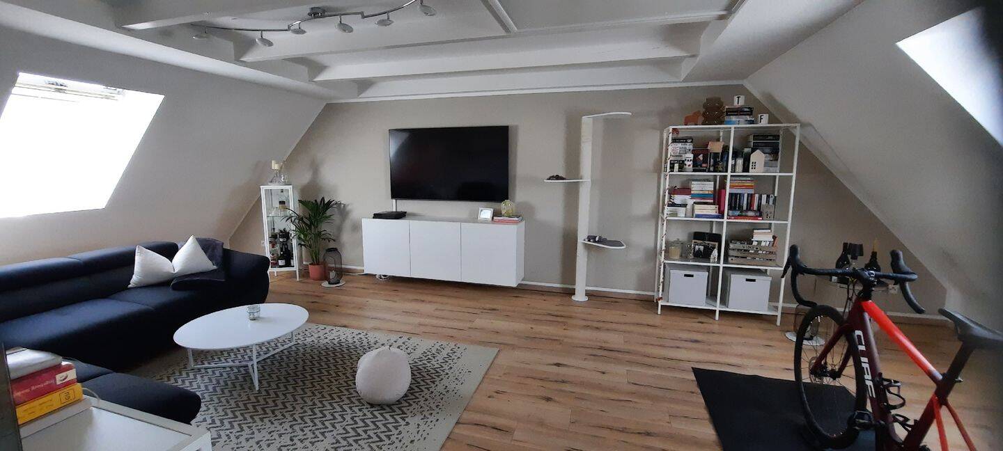 Helle 4-Zimmer-Dachwohnung mit Balkon