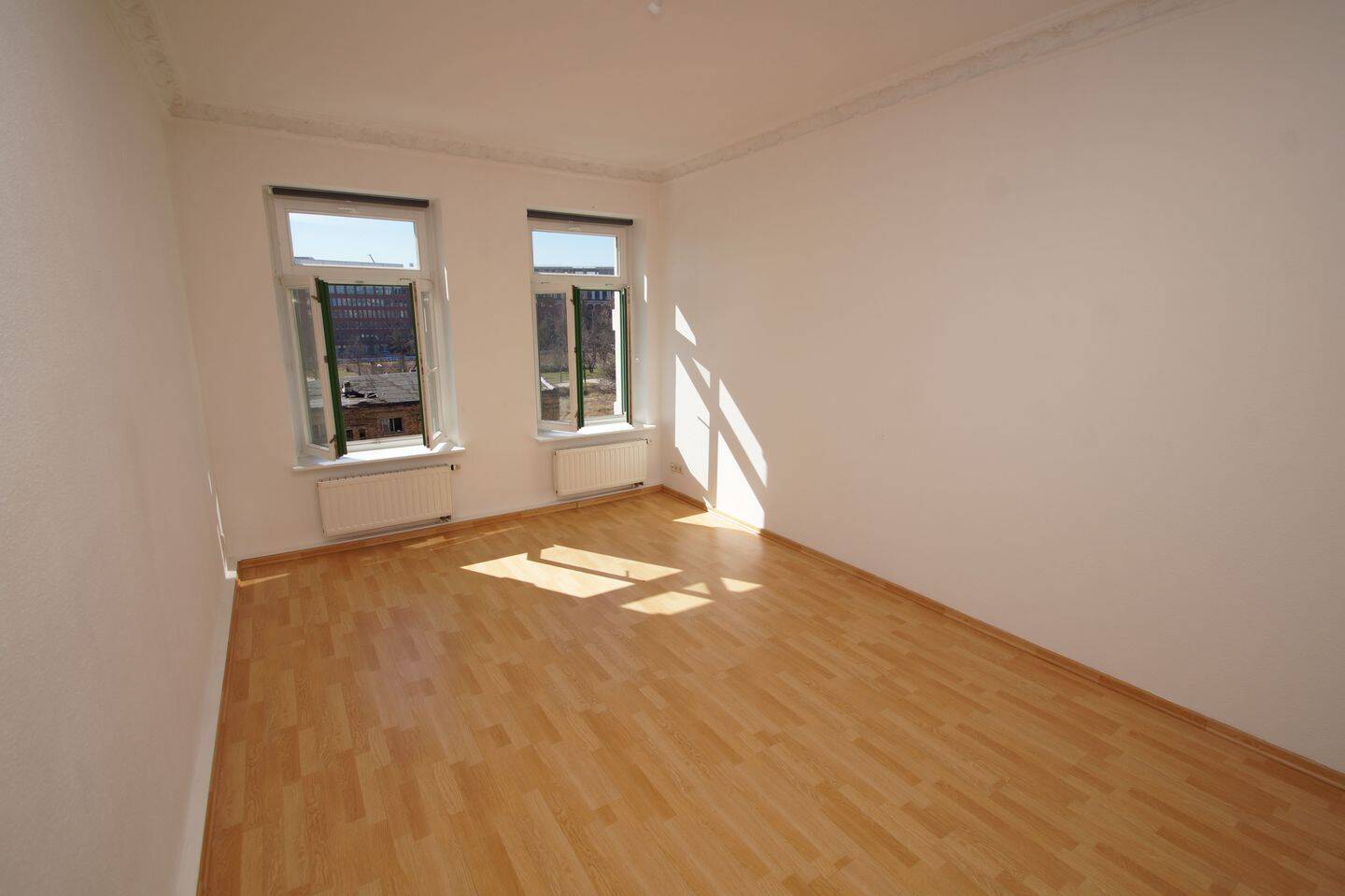 Erdgeschosswohnung: 3-Zimmer mit Balkon - direkt am Lene-Voigt-Park – Leipzig – Bild 1 von 9