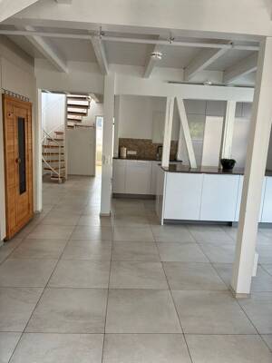 Außergewöhnliche 3-Zimmer-Wohnung mit XXL-Dachterrasse, Balkon, Einbauküche und TG-Stellplatz – 72762 Reutlingen – Vorschaubild 3