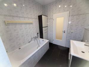 Frisch sanierte 2-Raum-Wohnung mit Einbauküche, Bad mit Wanne, & Carport-Stellplatz – 6246 Bad Lauchstädt – Vorschaubild 3
