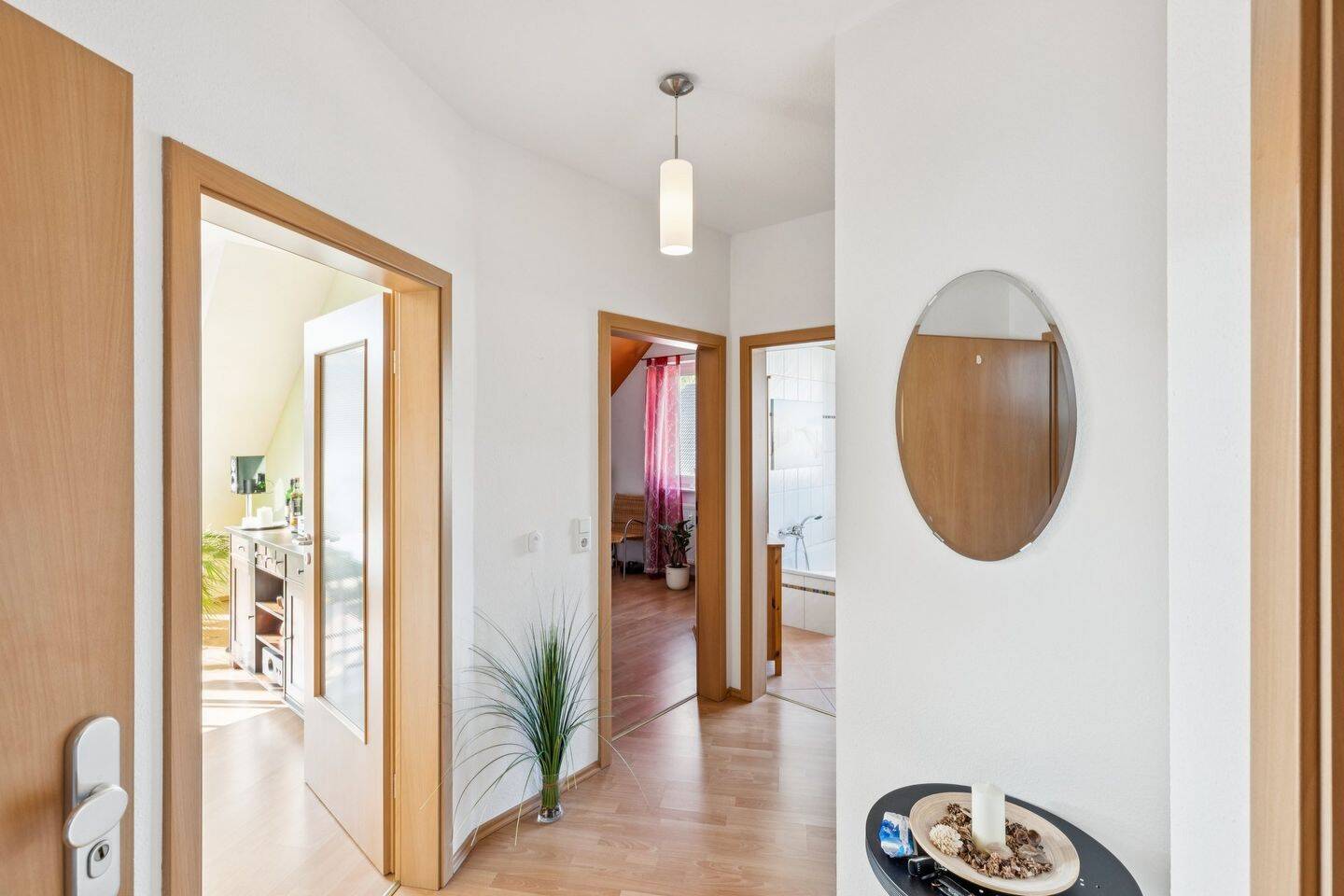 Lichtdurchflutete Eigentumswohnung mit Balkon und Stellplatz – Arnsberg – Vorschaubild 3