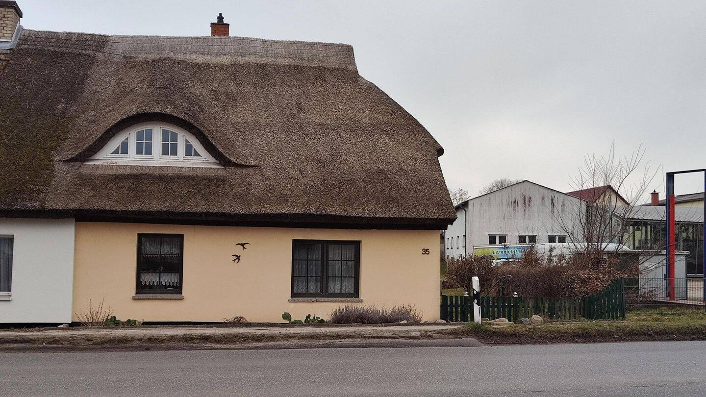 Insel Rügen / Einfamilienhaus / Doppelhaushälfte mit 1813qm Eigentumsgrundstück – Putbus – Bild 1 von 9