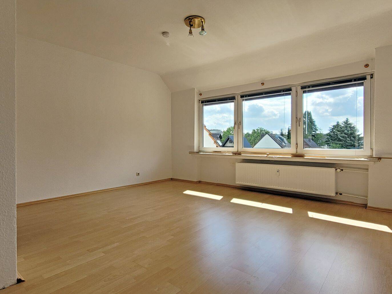 MANNELLA *Zentrale Lage mit Gartennutzung & Garage* Sonnige Dachgeschosswohnung in Troisdorf – Troisdorf – Vorschaubild 8