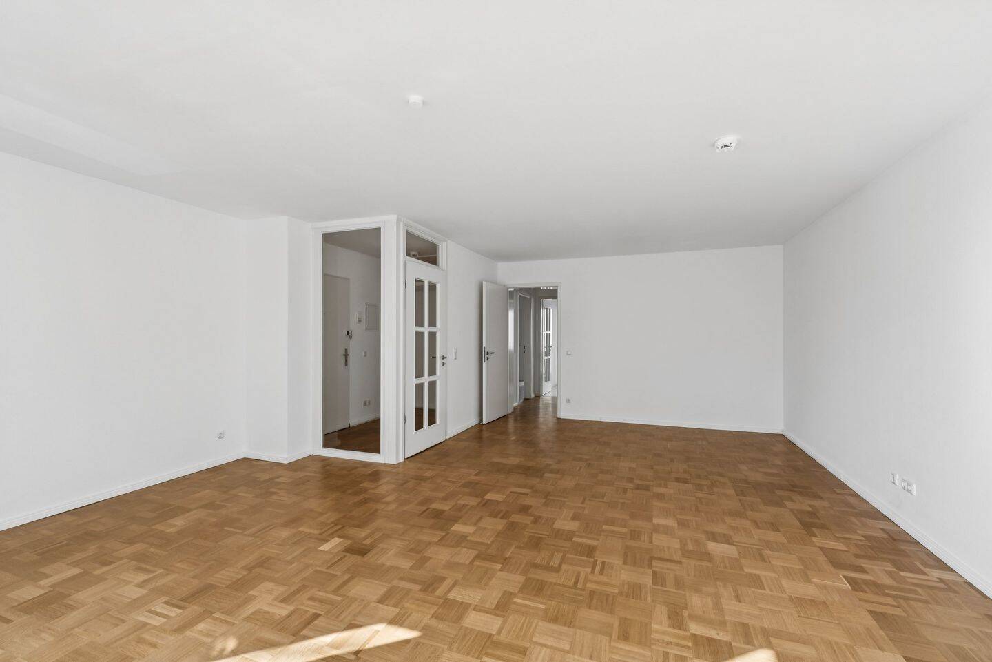 Bezugsfreie und renovierte Wohnung mit Balkon - unkompliziert zur 3-Zimmer-Wohnung umbaubar – Berlin – Vorschaubild 2
