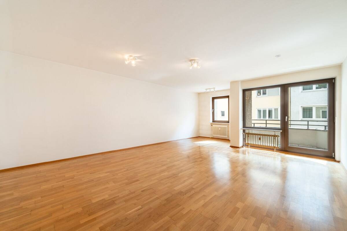 AIGNER - Seltene Gelegenheit: Großzügige 3-Zimmer-Wohnung mit drei Balkonen in Top-Lage – 80796 München – Bild 1 von 8