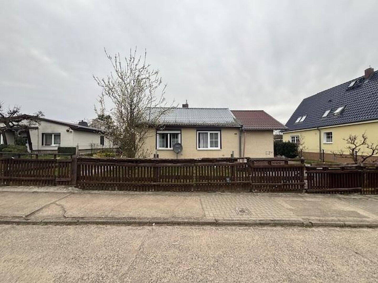Charmantes Einfamilienhaus mit zwei Garagen und großem Garten - Ihr neues Zuhause in Bohnsdorf – Berlin – Vorschaubild 4