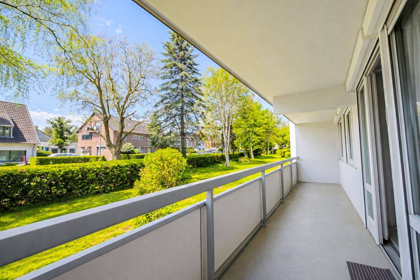 Einziehen oder direkt vermieten: Helle 2-Zimmer-Wohnung mit TG-Stellplatz im Kölner Süden – Köln – Bild 1 von 4