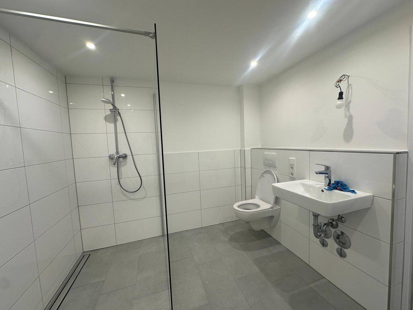 Erstbezug nach hochwertiger Renovierung 2 Zimmer Wohnung mit neuem Bad & moderner Elektrik – Remscheid – Vorschaubild 3