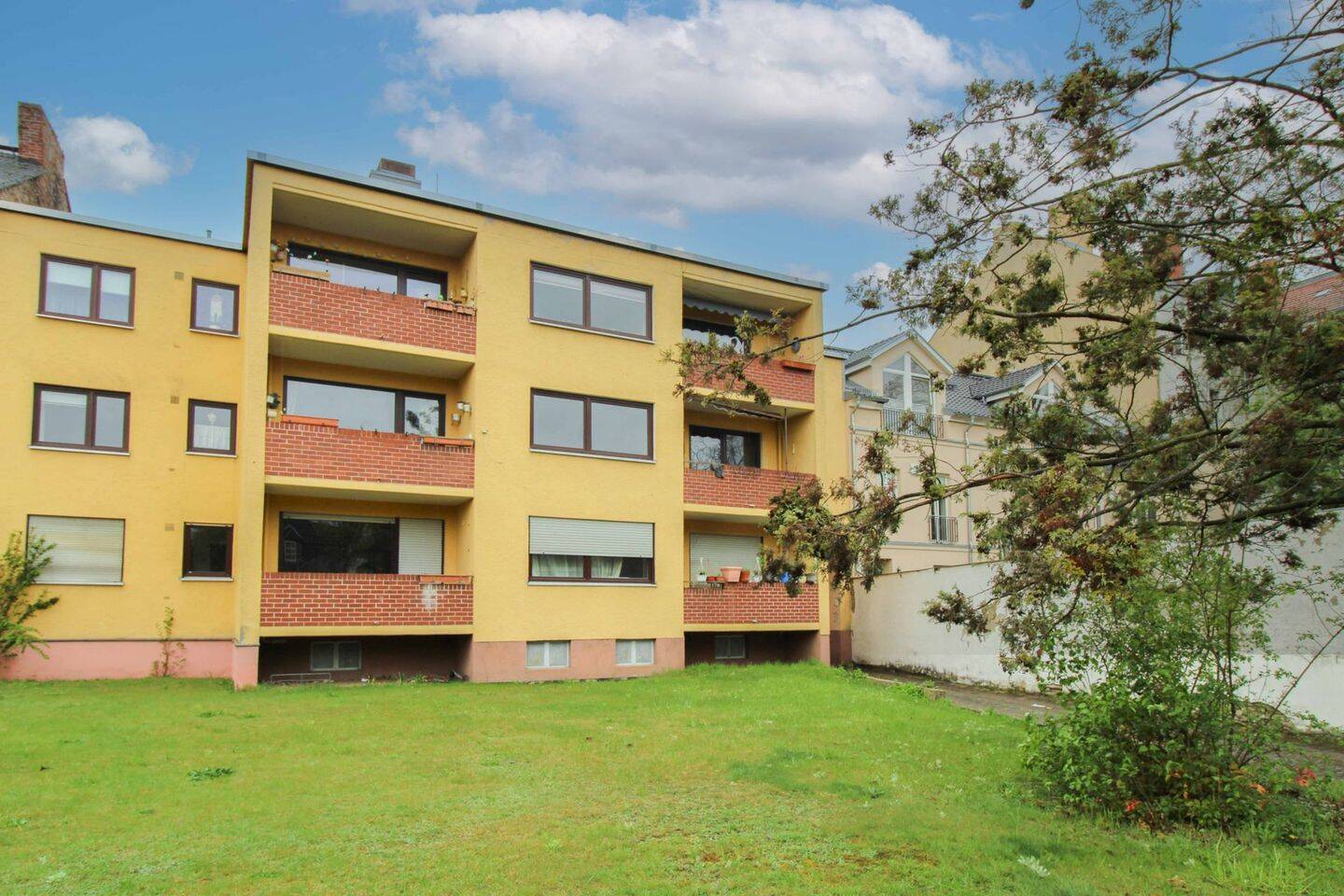 Vermietete 2-Zimmer-Wohnung mit Balkon in den grünen Hinterhof und PKW Stellplatz – Berlin – Bild 1 von 9