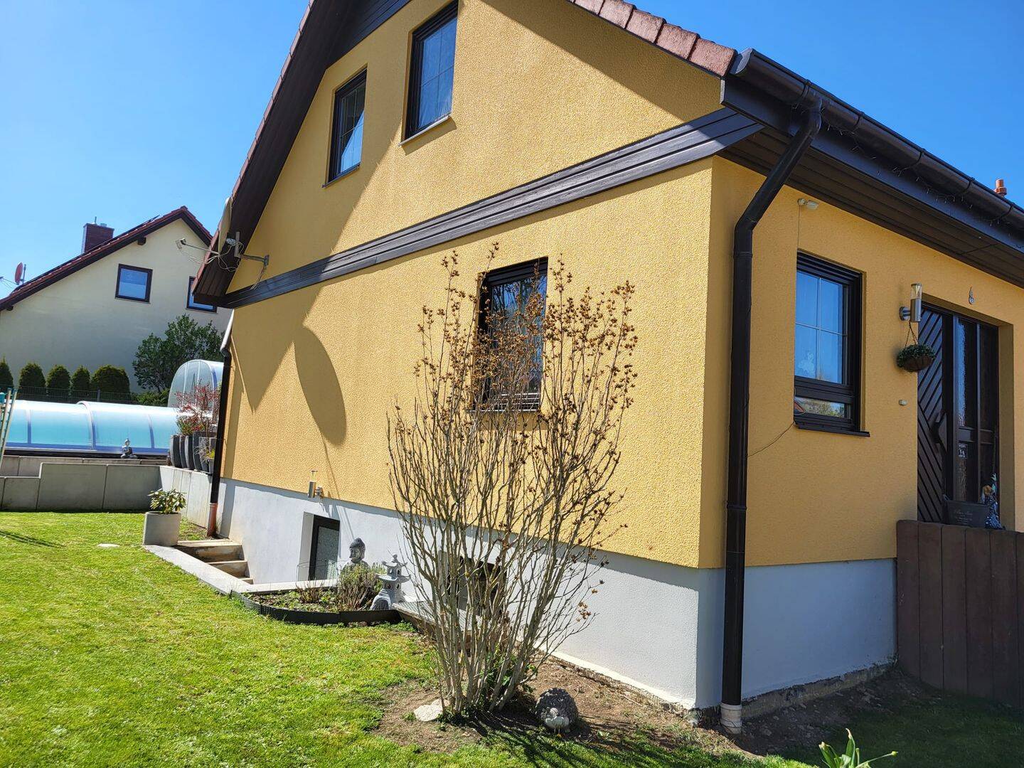Leben wie im Urlaub: Freistehendes Traumhaus mit Pool, Gartenparadies und Doppelgarage – Magdala – Bild 1 von 9