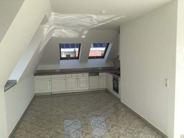 Großzügige und gut geschnittene DG Wohnung in gesuchter Lage direkt am Schmölderpark gelegen. Große Terrasse ! – Mönchengladbach – Vorschaubild 6