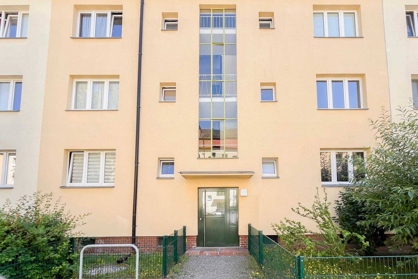Charmante 2-Zimmer-Wohnung mit sonnigem Balkon und grünem Ausblick – Berlin – Vorschaubild 2