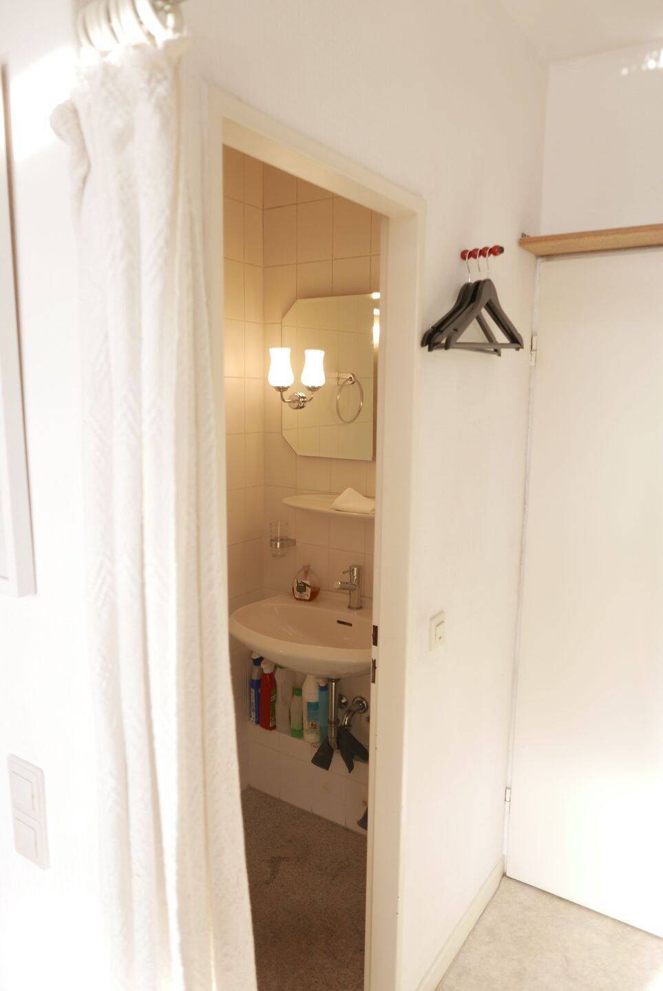 Bezugsfreies sonniges 1-Zimmer-Apartment, Balkon und Tiefgarage – Berlin – Vorschaubild 6
