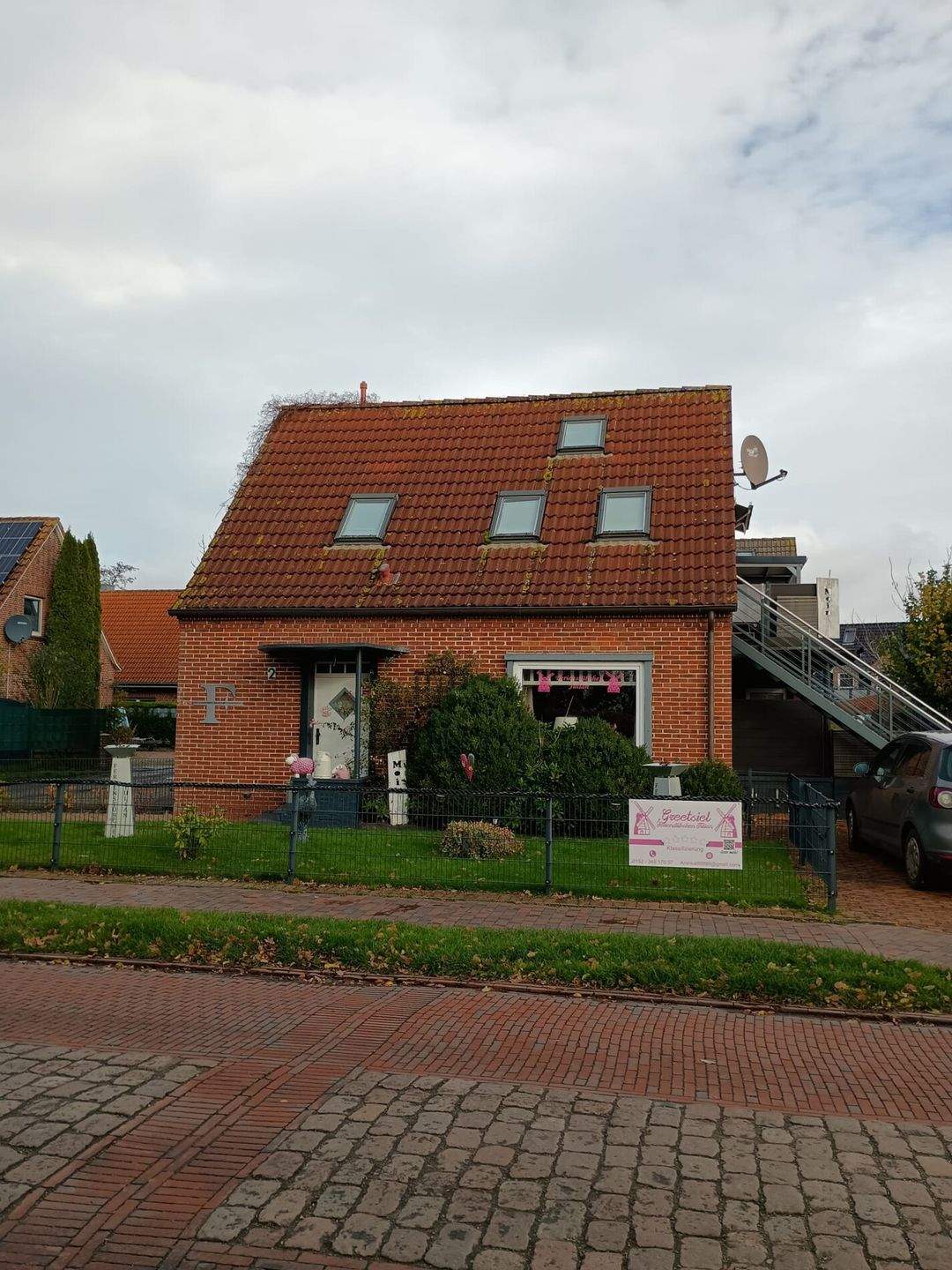 Einfamilienhaus mit zwei separaten Wohnungen in zentraler Lage im Greetsiel. – Krummhörn – Bild 1 von 9