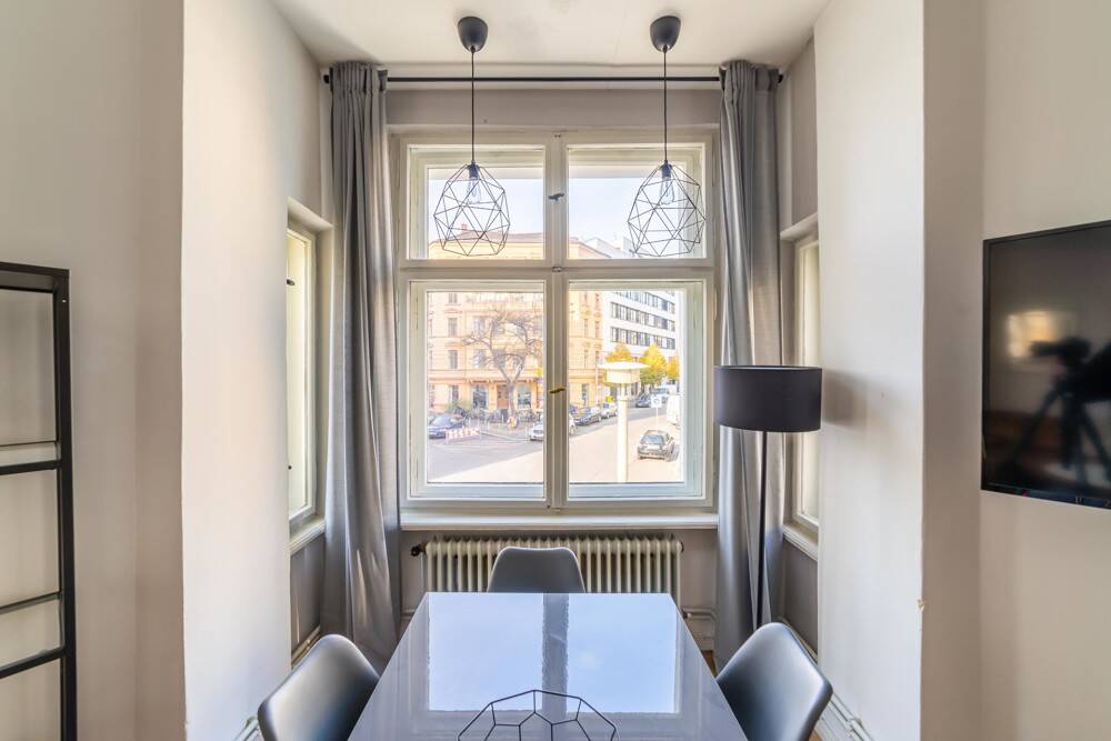 Bezugsfreie 4-Zimmer-Altbauwohnung in Top-Lage: Hohe Decken, Parkett, Stuck Balkon und vieles mehr! – Berlin – Vorschaubild 4