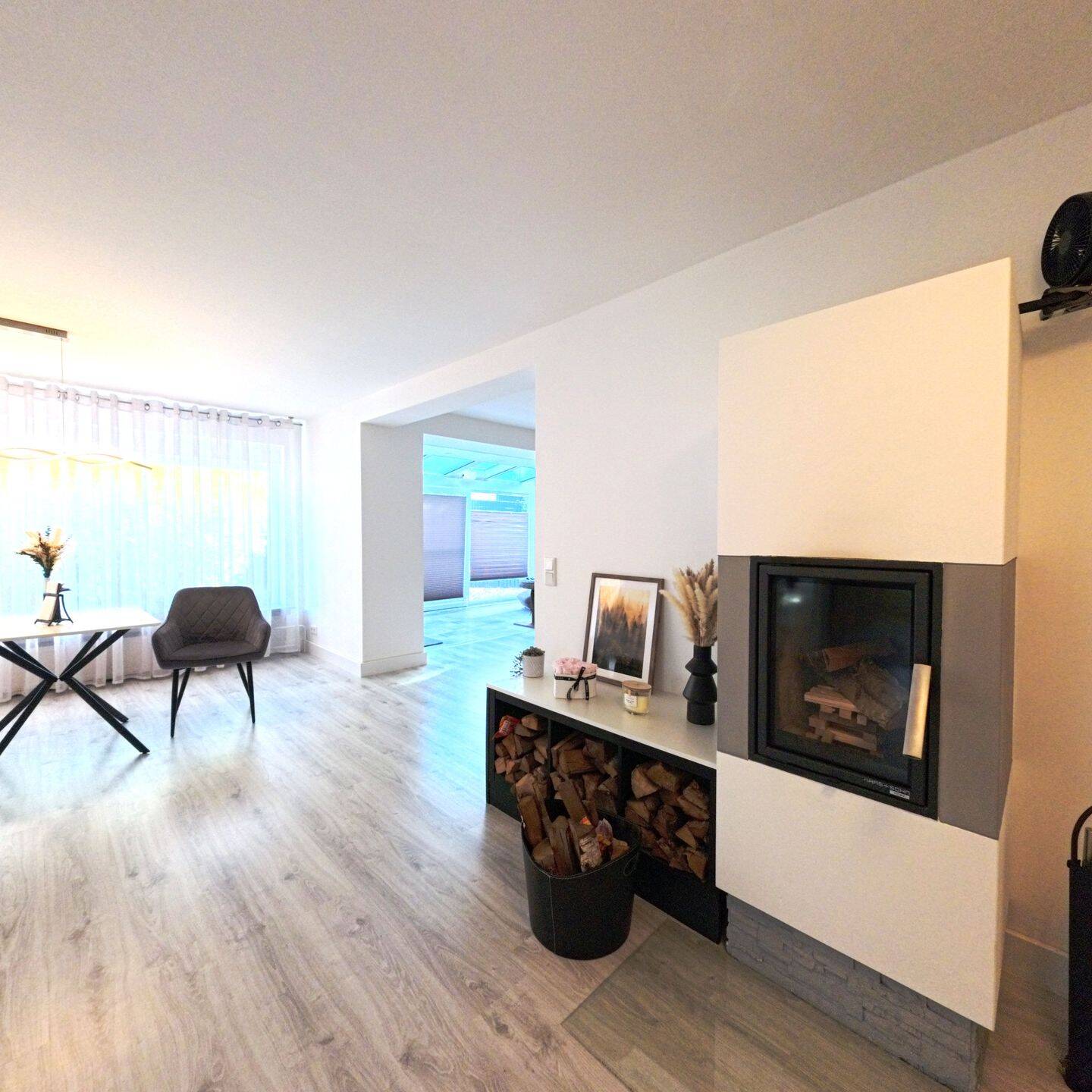 Einziehen und wohlfühlen: Modernisiertes Familienhaus mit Wintergarten, Kamin und hochwertiger Außenanlage – Fuldabrück – Vorschaubild 6