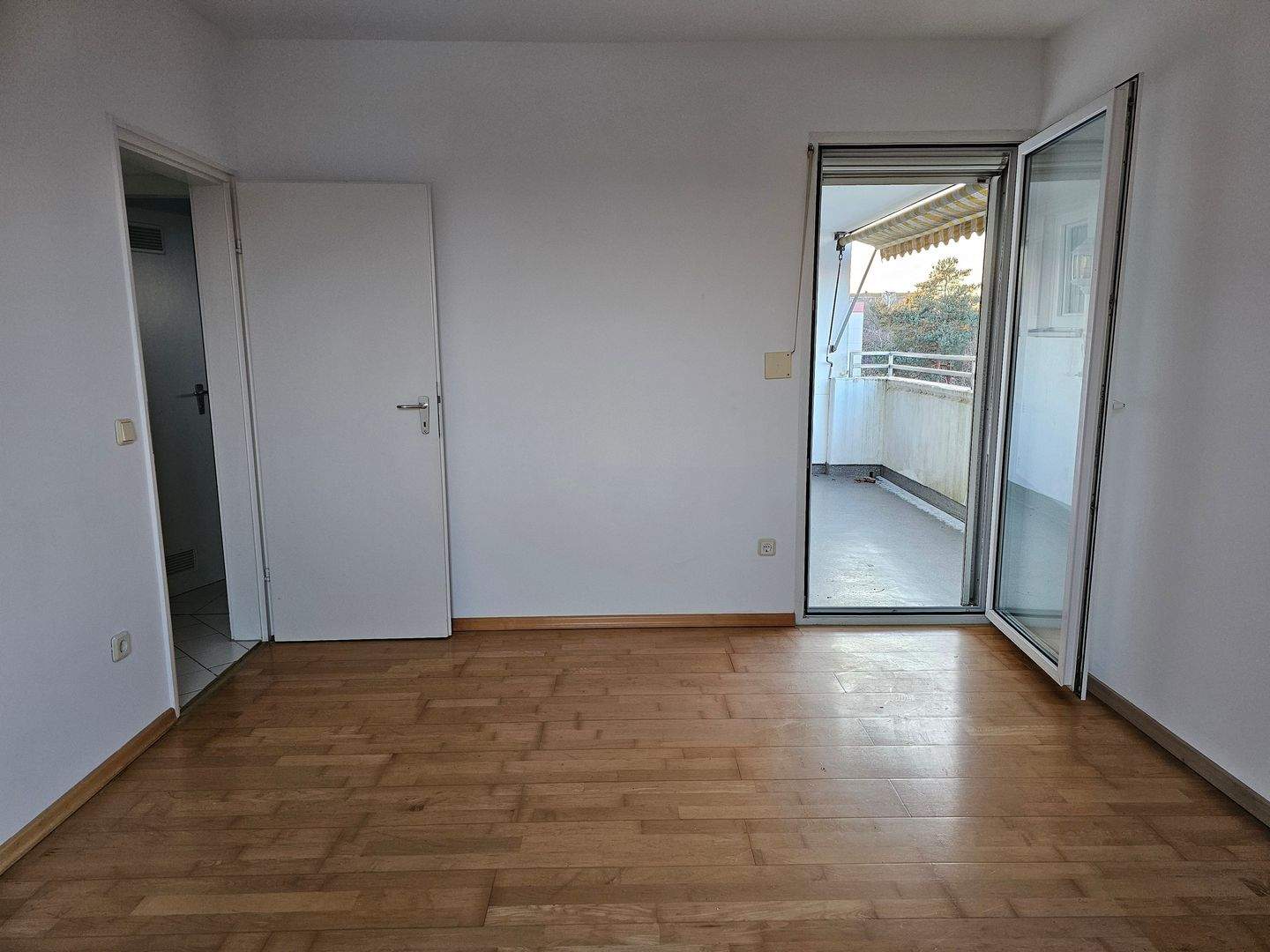 N- Nähe Südklinikum, gut geschnittene, helle 4-Zimmerwohnung mit Tageslichtbad, Gäste WC, Abstellraum und Garage – Nürnberg – Vorschaubild 8