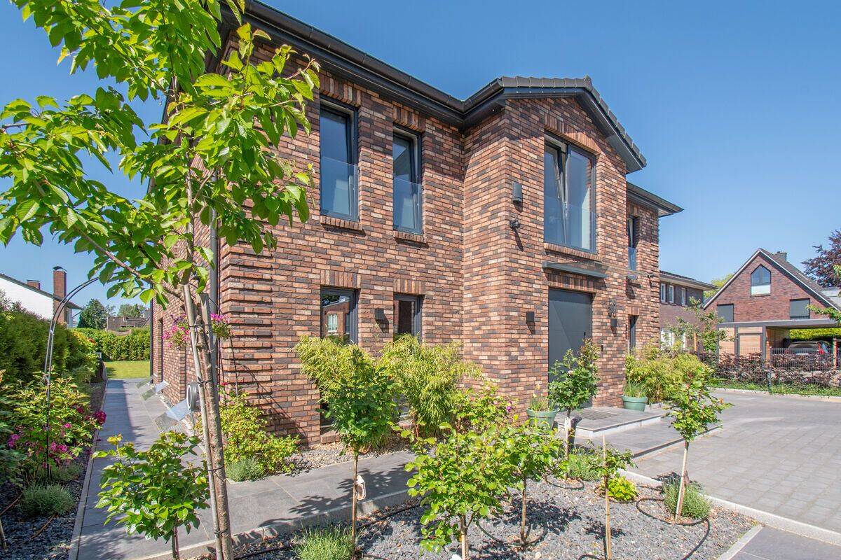 Neubau Stadtvilla mit Pool - Luxuriöses Wohnen in ruhiger Lage von Sasel – 22393 Hamburg – Bild 1 von 9