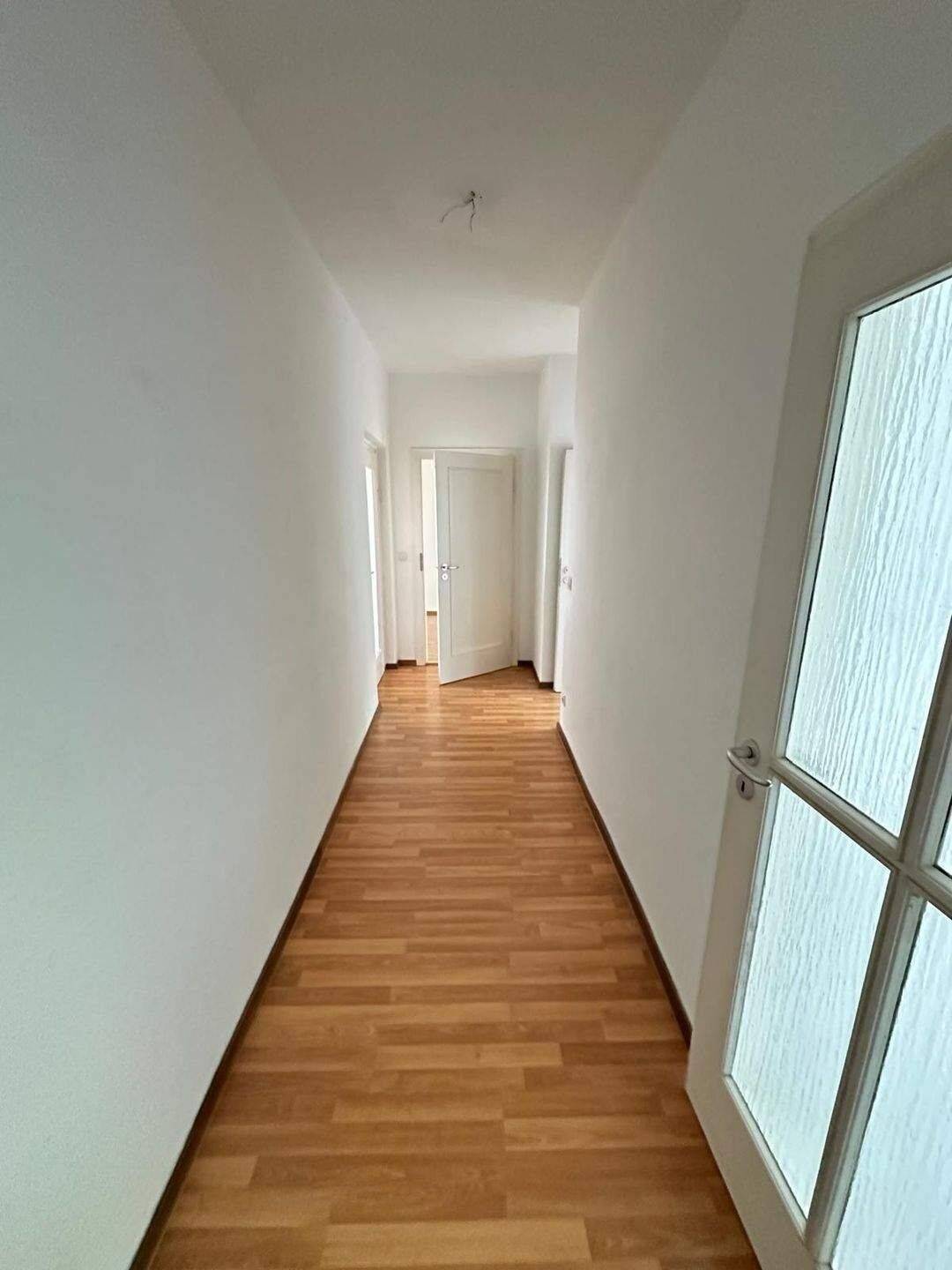 2 Raum mit Balkon in zentraler Lage zum Einzug bereit – Chemnitz – Vorschaubild 2