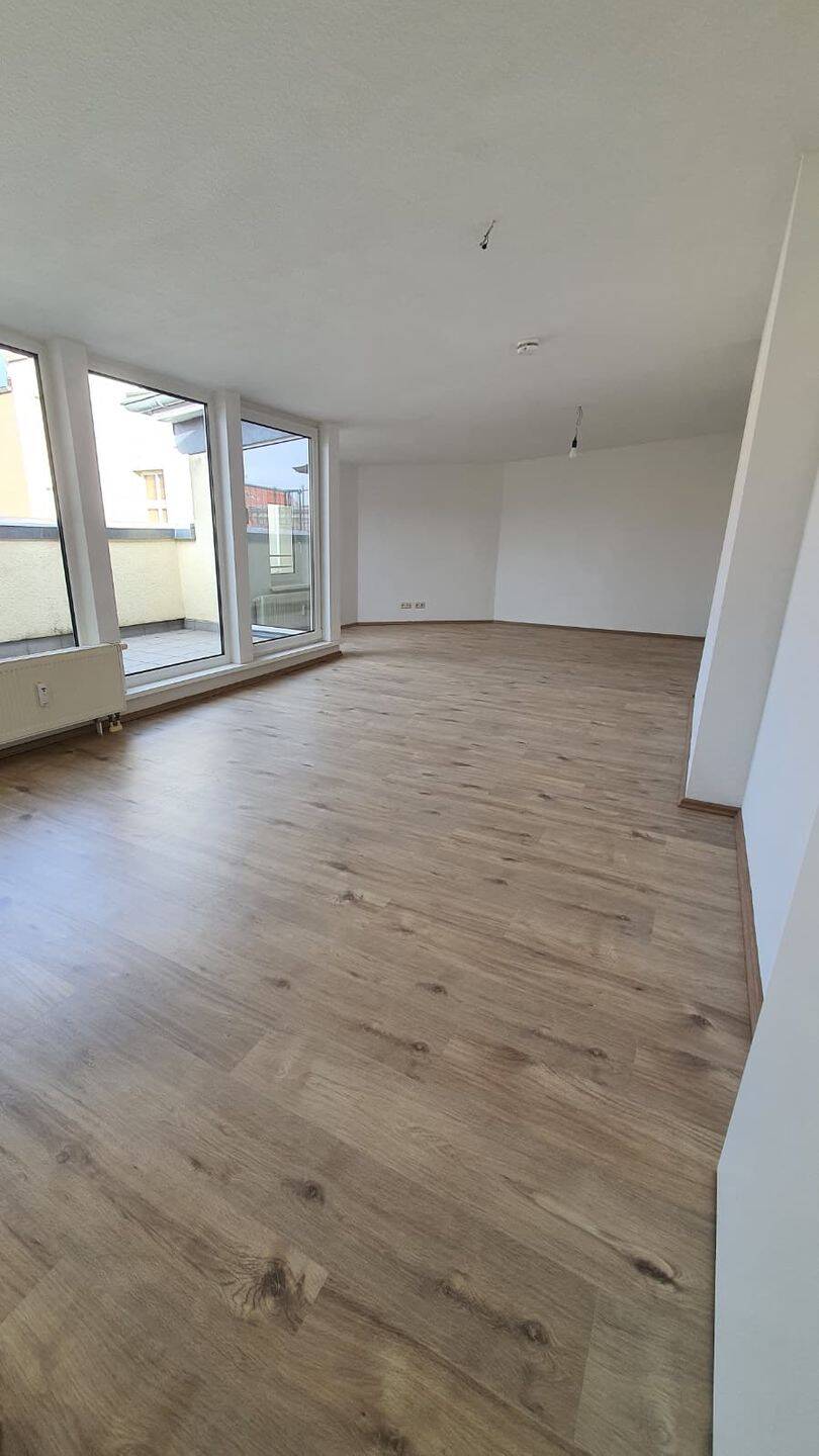 Helle 2-Zimmer-Wohnung mit Einbauküche und Dachterrasse in ruhiger und gepflegter & zentraler Lage in Magdeburg Alte Neustadt zu vermieten
