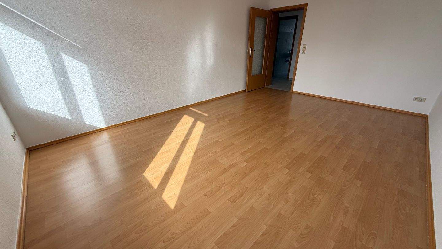Dachgeschoss + Fußbodenheizung + großer Balkon + Bad mit Fenster – Chemnitz – Vorschaubild 8