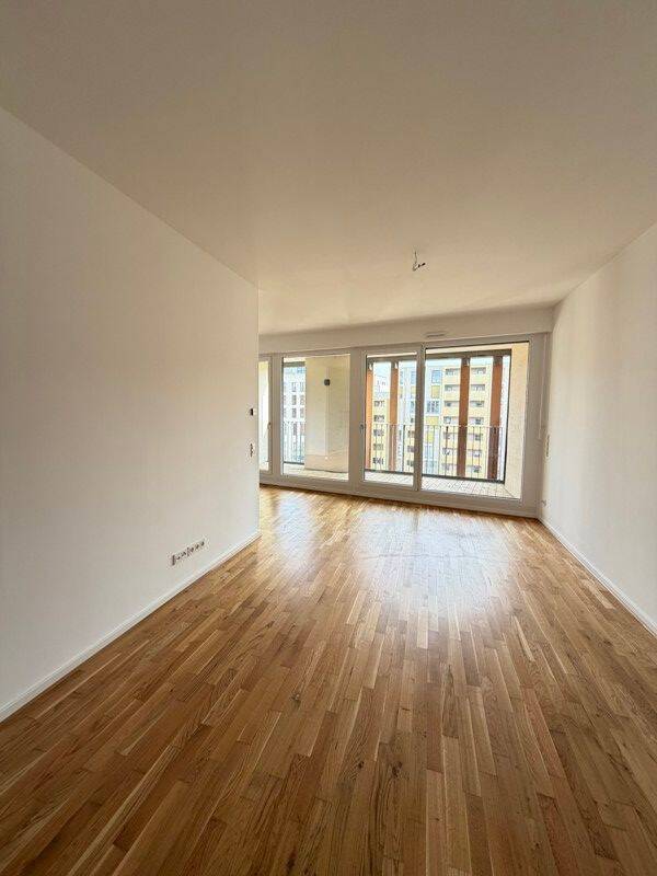 Großzügige 3-Raum-Wohnung mit Einbauküche, Gäste-Bad und Balkon – Dresden – Vorschaubild 3