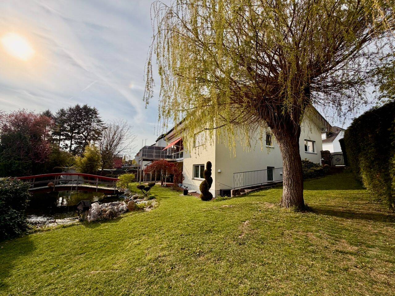 Exklusives Mehrfamilienhaus - Großzügiges Wohnen und Ertrag aus Vemietung ! – Usingen – Bild 1 von 9