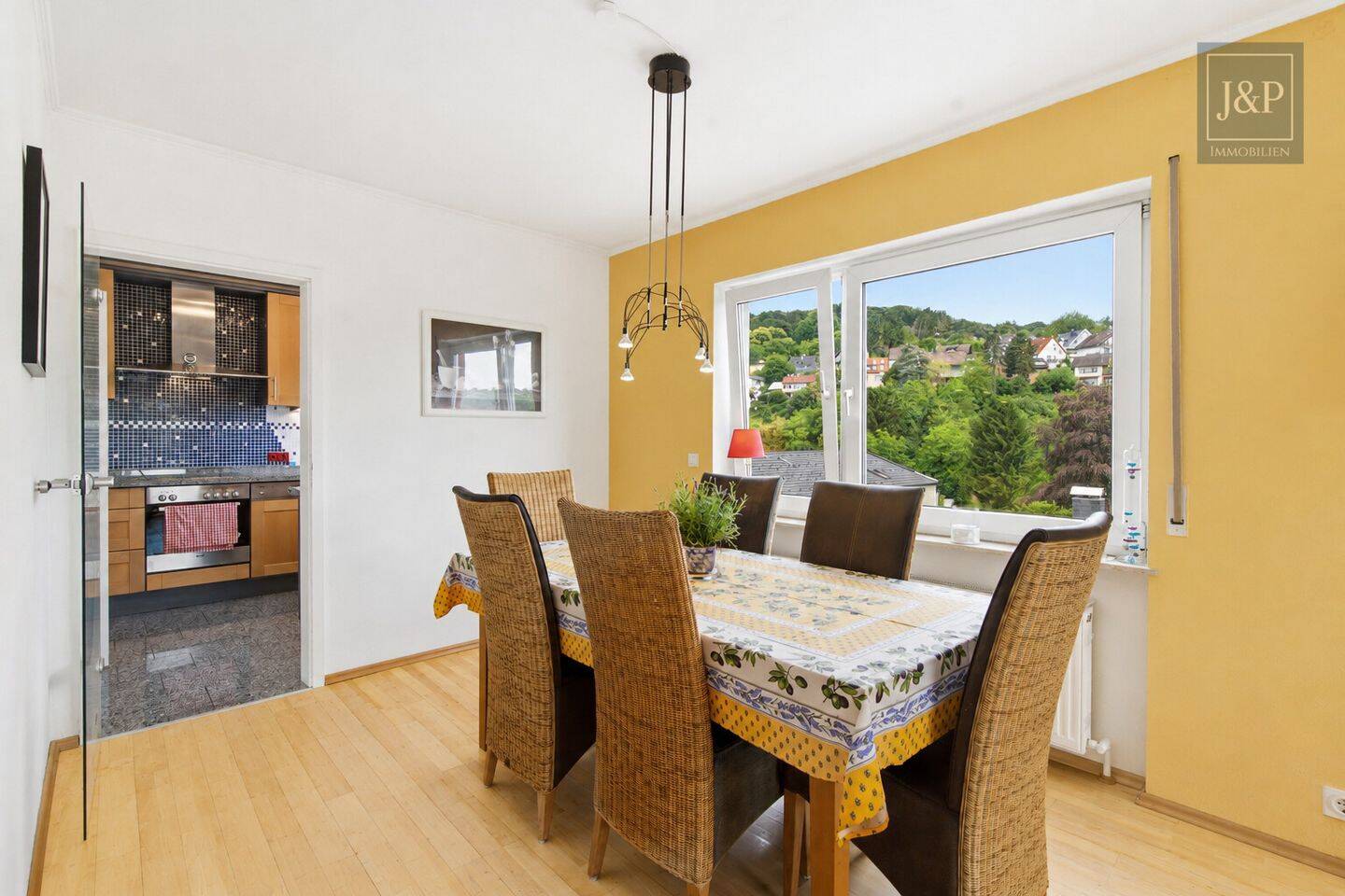 Modernes Familienzuhause im Bungalowstil mit Terrasse, Garten & 3 Garagen – Bad Soden – Vorschaubild 4