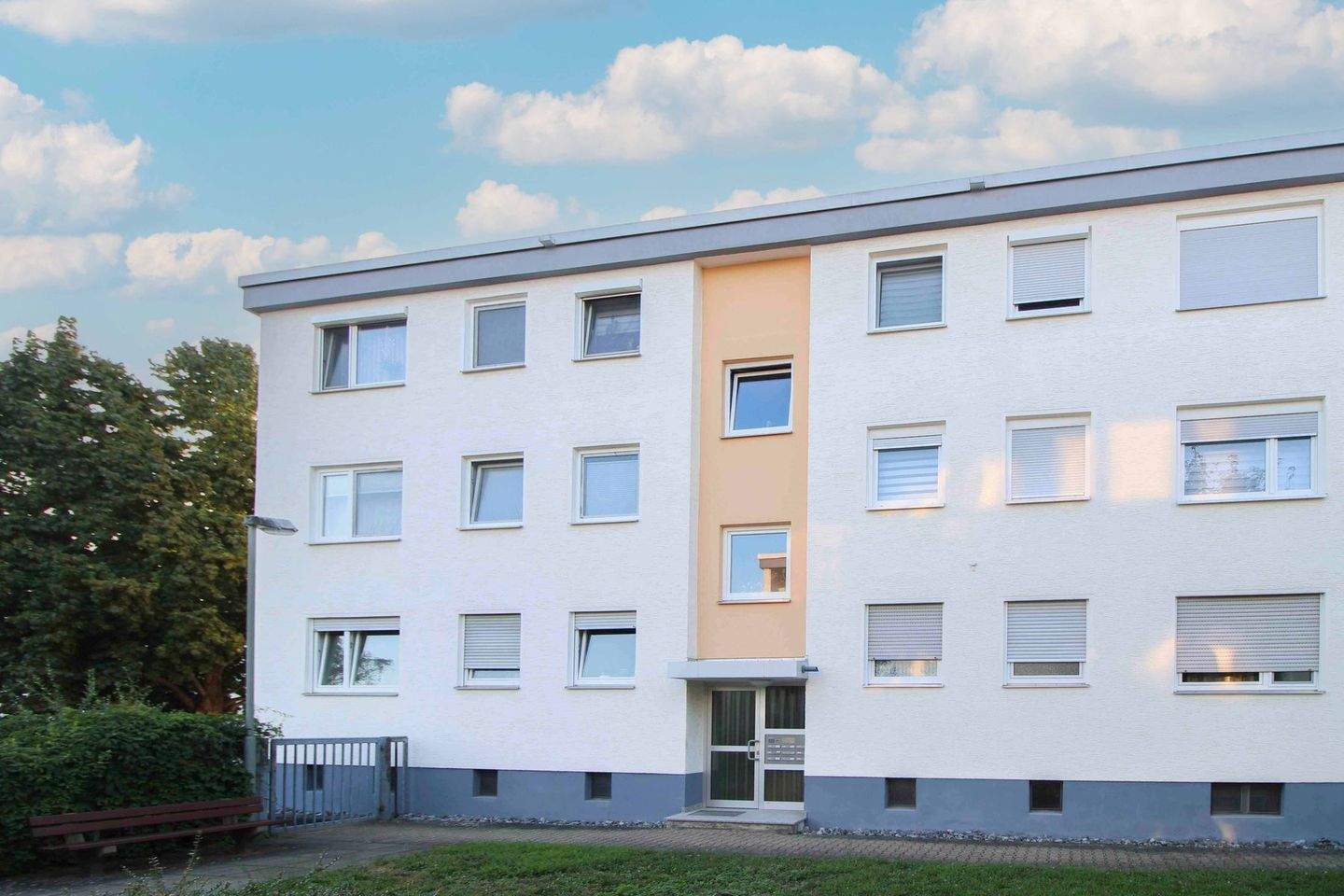 3 - Zi ETW mit Balkon & 2 Außenstellplätzen – Wiesbaden – Bild 1 von 4