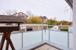 Sanierte Wohnanlage: 2-Zimmer-Wohnung mit Balkon und eigener Garage – 70599 Stuttgart – Vorschaubild 2