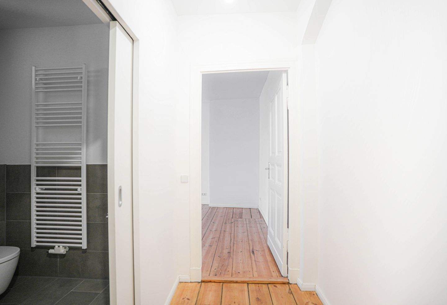 Charmante 1-Zi-Wohnung in Neukölln mit Balkon, Parkett, modernem Bad und großzügigem Grundriss – Berlin – Vorschaubild 2