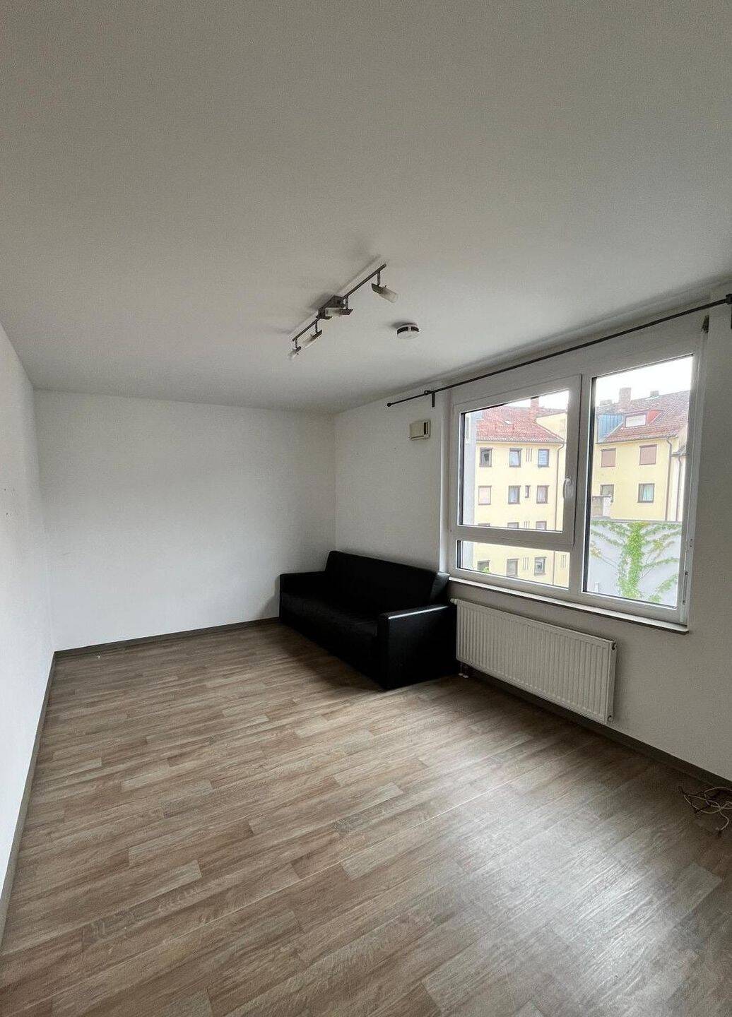 Teilmöbliertes 2-Zimmer-Studentenapartment mit Einbauküche – Nürnberg – Vorschaubild 5