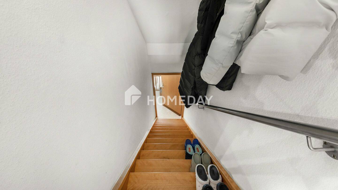 Gemütliche Dachgeschosswohnung mit besonderem Grundriss, Tageslichtbad und PKW-Stellplatz – Reutlingen – Vorschaubild 8