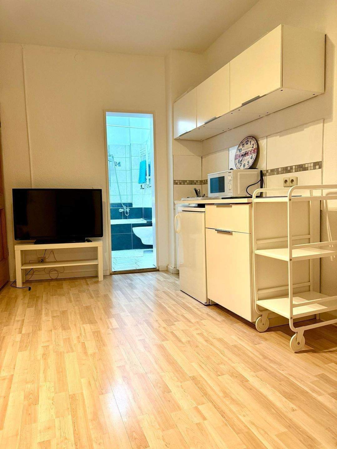 +++ RENOVIERTE- MÖBLIERTE- 2-ZIMMER -WOHNUNG - PERFEKT FÜR PENDLER +++ – Fürth – Vorschaubild 2