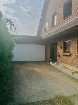 Freistehendes Einfamilienhaus, Balkon, zwei Terrassen und Doppelgarage, ideal für Familien!