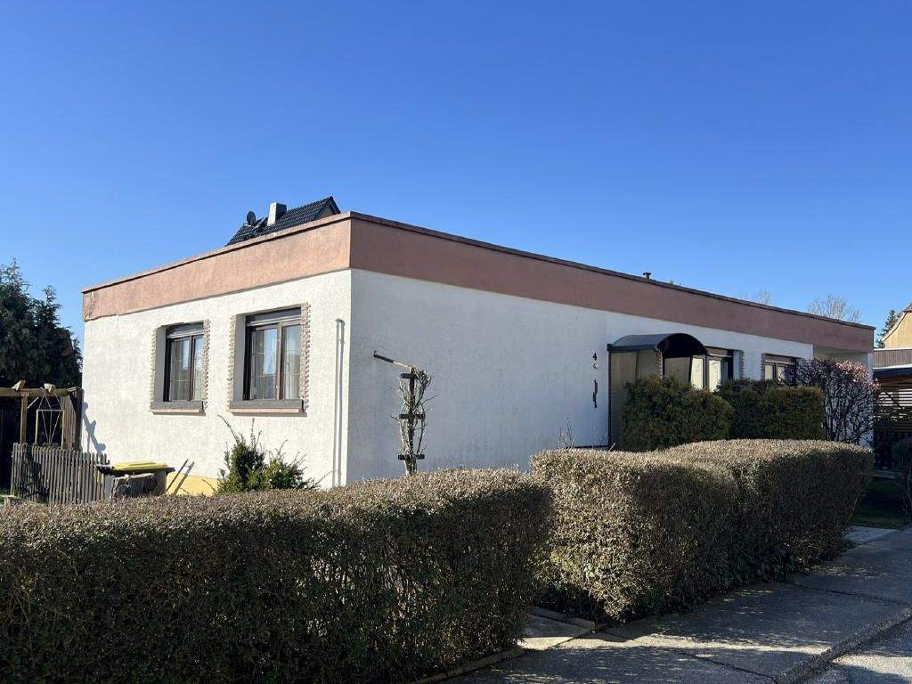 Wohnen auf einer Ebene! Solider Bungalow in der sonnigen Elbestadt Strehla! – Strehla – Bild 1 von 9