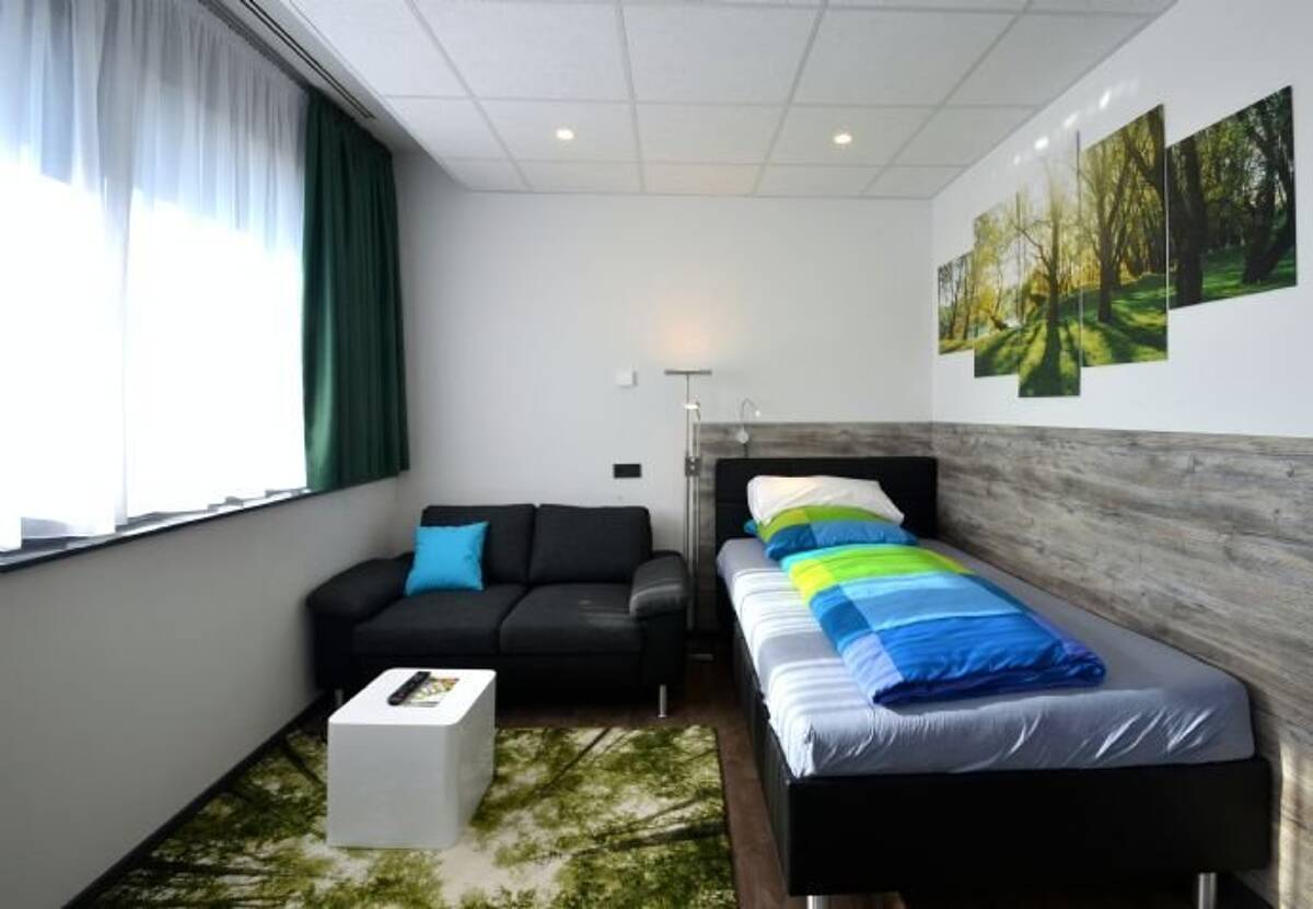 Schönes 1-Zimmer-Penthouse-Apartment, klein & exklusiv, komplett ausgestattet, Innenstadt Offenbach – 63065 Offenbach am Main – Bild 1 von 5