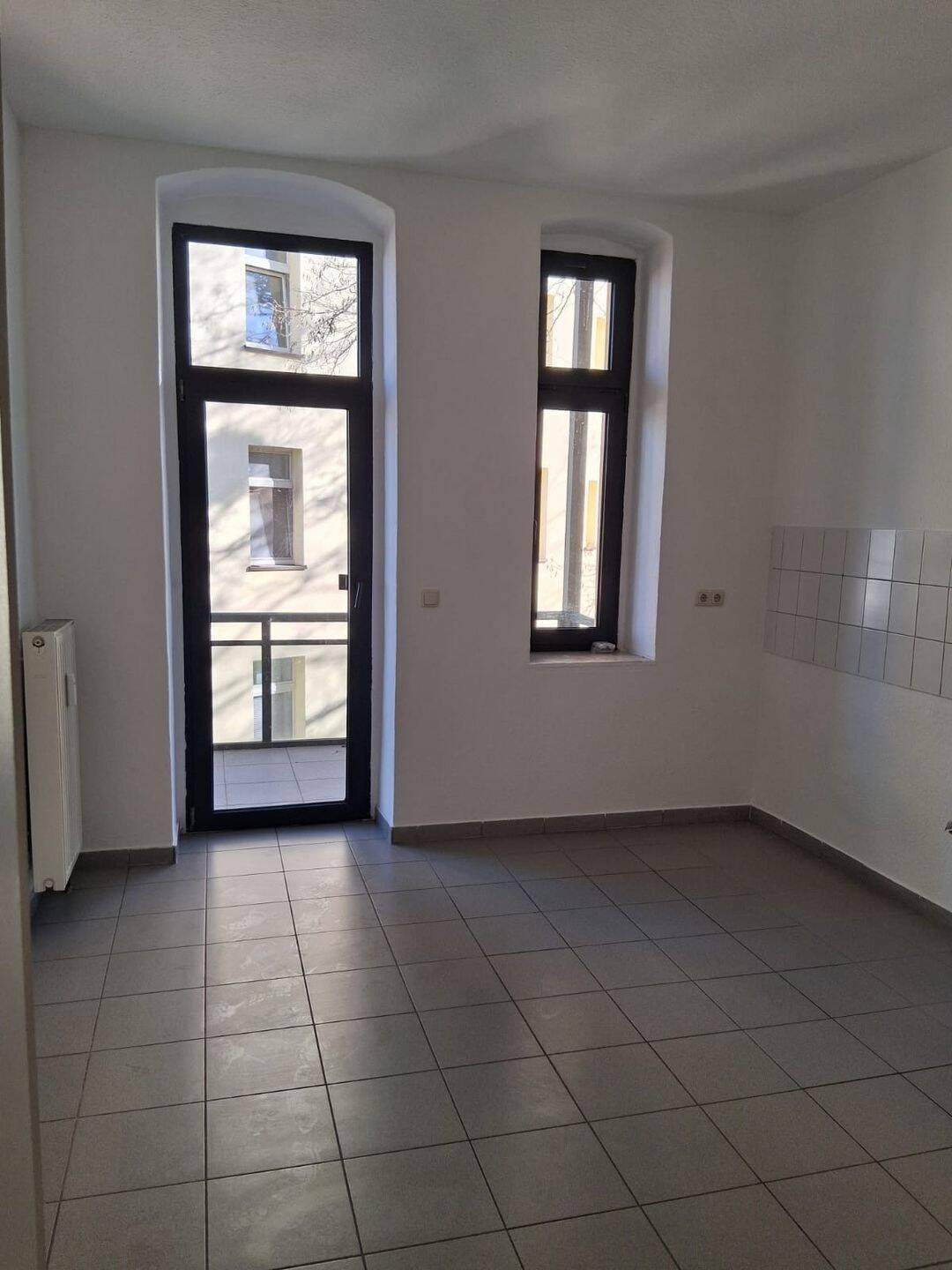 Angebot freundliche helle 4-R-Wohnung mit BLK. im 2.OG ca.105 in MD-Alte Neustadt zu vermieten .