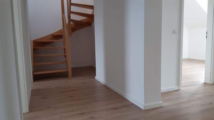 4-Zimmer-Dachgeschoss-Maisonette mit Blick ins Grüne, mit Balkon – Chemnitz – Vorschaubild 4