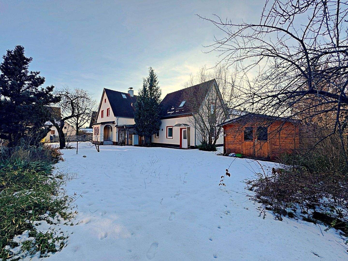 Aus eins mach zwei! - Großes Einfamilienhaus mit Anbau, oder alternativ Einliegerwohnung. – Burgkirchen an der Alz – Bild 1 von 9