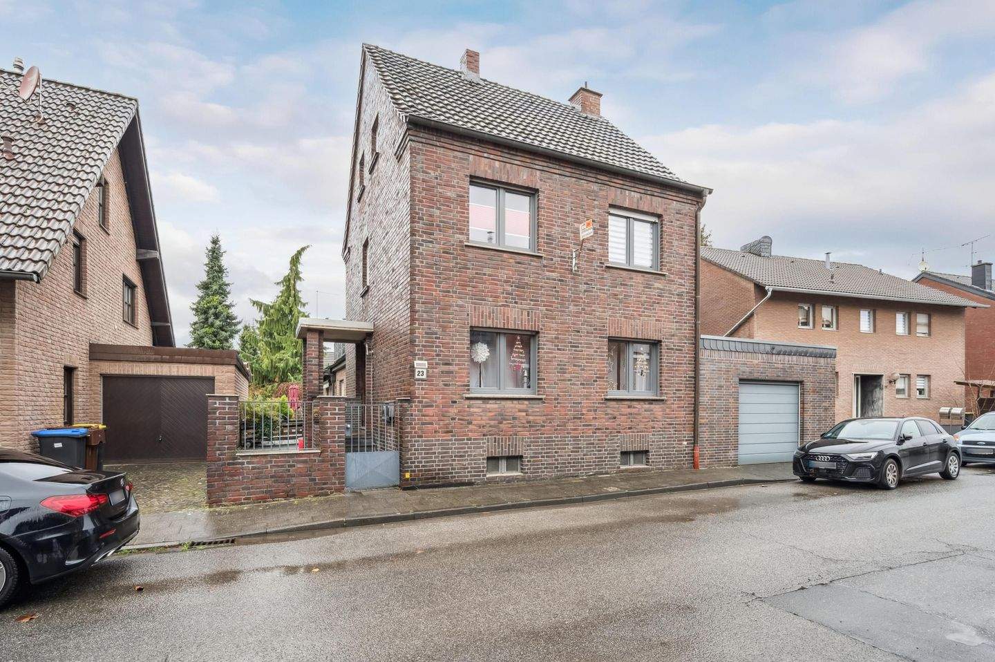 * Zweifamilienhaus - Hier stehen Ihnen alle Möglichkeiten offen * – Mönchengladbach – Bild 1 von 9